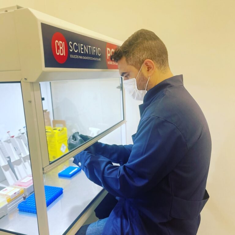Jonathan Camargo na bancada — CBI Scientific